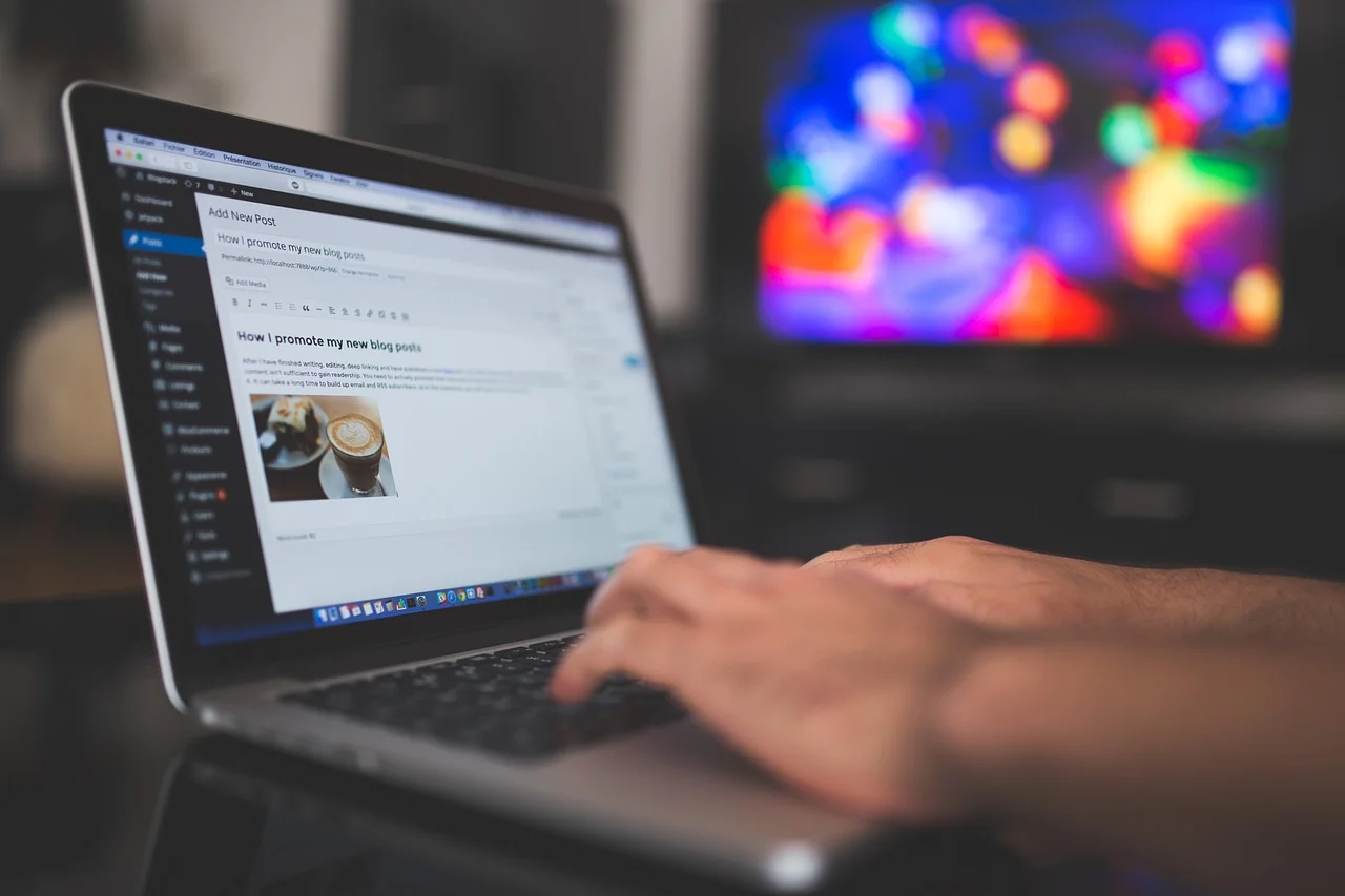 Person opening a welcome email on a laptop for an onboarding sequence